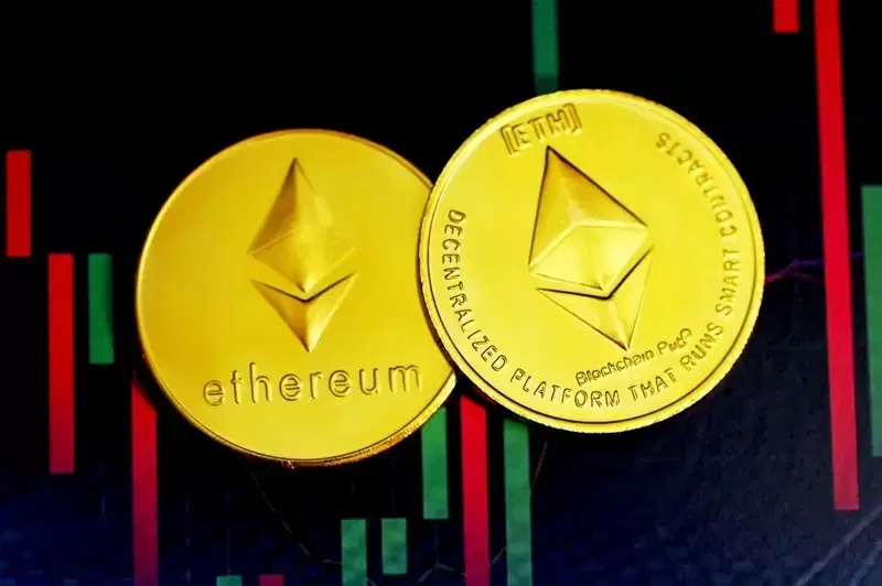 Wall Street Whales Buy, Retail Investors Sell... Ethereum Trades Sideways in $2,400 Range